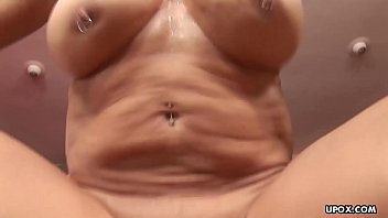ピアス熟女は彼女の若いファッカーからおいしい一口を取得します