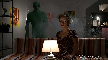MOM孤独な主婦はハロウィーンでエイリアンから深い調査を取得します