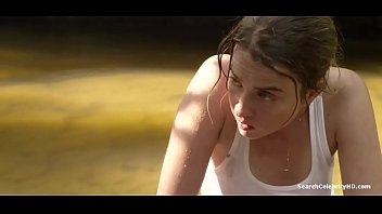 アデル・エネルが彼女のおっぱいを屋外で見せて、メイクアップ-戦闘員