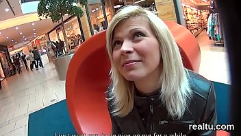 印象的なチェコの女の子はスーパーマーケットで誘惑され、ハメ撮りでドキドキ