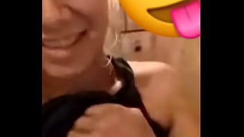 シャワーで彼女のお尻を振るパラグアイのお尻
