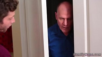 Горячая мачеха трахает падчерицу покровителя, а мачеха раздает первый раз