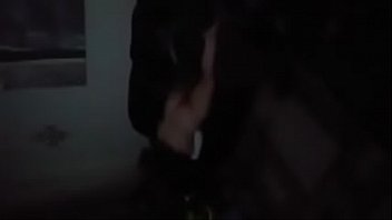 彼女の手と枕をこぶ曲がりくねったぽっちゃり妻をスパイ