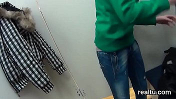 魅力的なチェコの女の子がショッピングセンターでからかわれ、ハメ撮りで突かれる