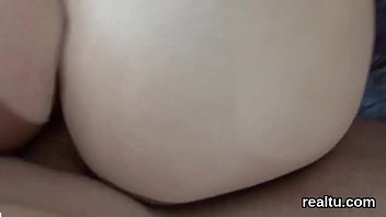 完璧なチェコのかわい子ちゃんがモールで誘惑され、ハメ撮りで突かれました