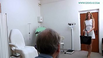 バーブラ（24歳）は彼女の婦人科医に行きました