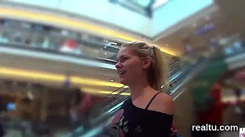 絶妙なチェコの女の子はショッピングセンターでからかわれて、ハメ撮りに浸透します