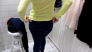 公衆トイレで放尿し、モールの脱衣所で脱衣。