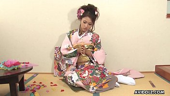 大人のおもちゃで彼女の膿をこすりながら貴重なアジアのかわい子ちゃん
