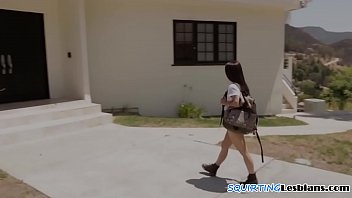 潮吹きレズビアンはサッポー詩体デュオで猫をなめる