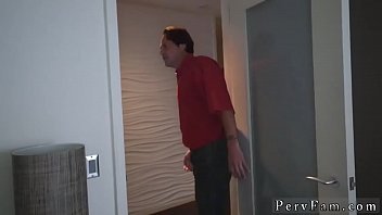 十代のは絶頂を飲み込み、性交を隠すHide And Go Fuck