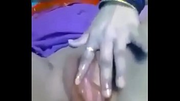 Mai APNI chut Mai finger Dal Kar chod rahi hu koi land do mujhe