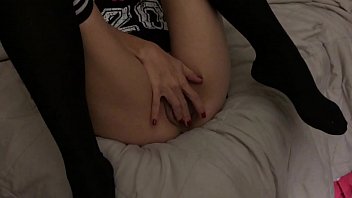 アニタカミングスはルームメイトにオンラインプレイデートのために彼女の潮吹きを手伝ってもらいます