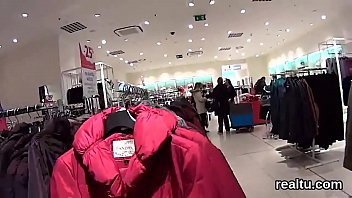 魅力的なチェコの子猫がショッピングセンターで誘惑され、ハメ撮りで身をかがめられました