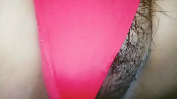 赤い皮ひもで彼女は足を広げて毛むくじゃらオマンコを手渡す