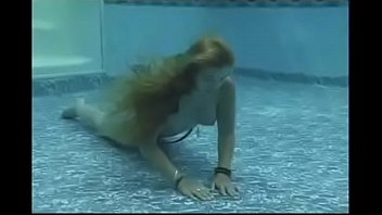 美しい人魚のマギーが水中で素敵なオナニーをする