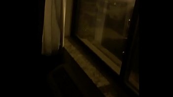 ホテルの窓を開けて自慰行為をしている本物の露出狂の素人熟女妻