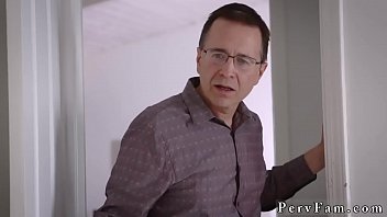 Мачеха трахает падчерицу патрона, мамаша, конферансье, секс на день рождения, жопа не для отчима
