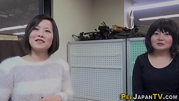 日本の熟女は排尿します