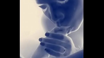 彼女は彼女の口を完全に使う方法を知っています、彼女はすべての愛で吸います