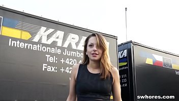 本当にかわいい売春婦はマニアックのように吸います