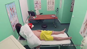 看護師はセックスの前に医者をマッサージします