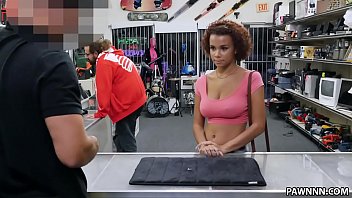 ボインのティーンは彼女のおばあちゃんの指輪をポーンしたい-XXXポーン