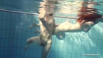 ティーンミアとペトラホットレズビアンシスはあなたのために裸で泳ぎます。信じられないほど美しいy。水中で全裸！あなたはヌーディストが好きですか？