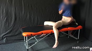 絶妙なチェコのひよこはショッピングセンターで誘惑され、ハメ撮りで身をかがめました