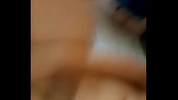 私のガールフレンドは彼女がどのように自慰行為をするか教えてくれます
