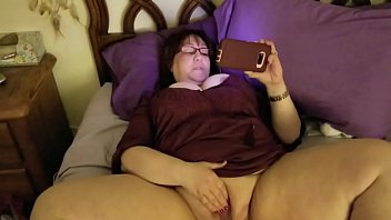 MILF ToniMariレズビアンポルノを見ながら、指マンコを捕まえる
