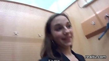 幻想的なチェコの女の子は大型スーパーマーケットでからかわれて、ハメ撮りでねじ込まれます