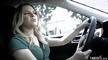 偽の自動車教習所のインストラクターは素朴な十代のブロンドをファック