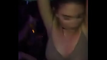 クラブで本物の売春婦のように振る舞うガールフレンド、びしょ濡れでd。ダンシング、