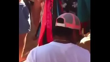 彼にタトゥーを与えている間、彼女のお尻を開きます
