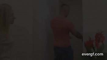 かわいそうな男は、痴女の友人が彼の元ガールフレンドを金のために釘付けにすることを許可します