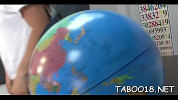 Сочный подросток совершеннолетия знает, как ублажить