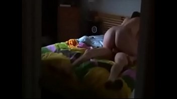 息子は父親が母親のオマンコにチンポを入れているのを撮影した