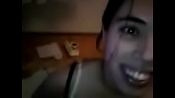 彼女を完全に吸う若い嫌いな人