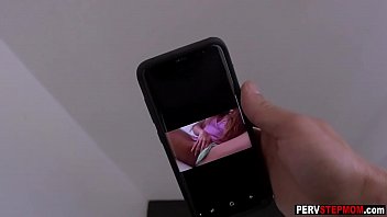 巨乳熟女継母が義理の友達にエロ動画を送った
