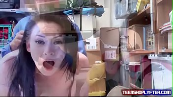 安全警衛與不幸的青少年的竊賊一起獲得樂趣
