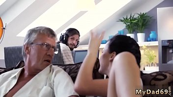 ぽっちゃりした十代の老人あなたは何を好みますか-コンピュータまたはあなたの