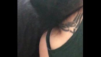 モールで出会った女の子から頭を上げる
