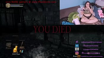 オタクBBWはビデオゲームをプレイし、その後、悪いプレイをしたことで自分を罰します。