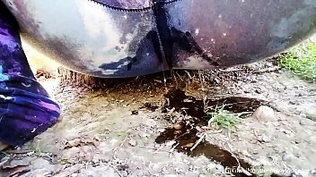 外に出る！彼女がパンティーを濡らして、汚れておしっこしているのを見に来てください！
