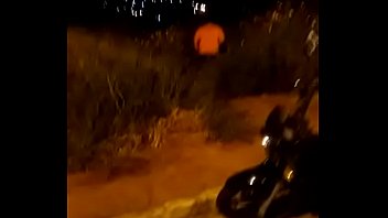 ティラノサルトがセミグ近くで獲物を逆流させる
