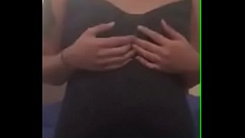 デジカービーガールストリップは彼女の猫をオーガズムに振動させる{MYHOTPORN.com}