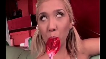 3someで巨乳の素晴らしいセックスシーンを持つ裸のアマチュア