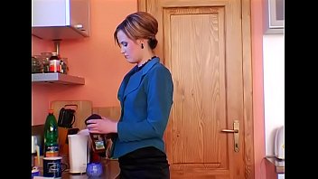 Одетые женщины делят шомпол в суровых манерах