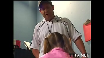 エッチな女子高生は熱いイラマチオを与えて、彼女のお尻を強打させます